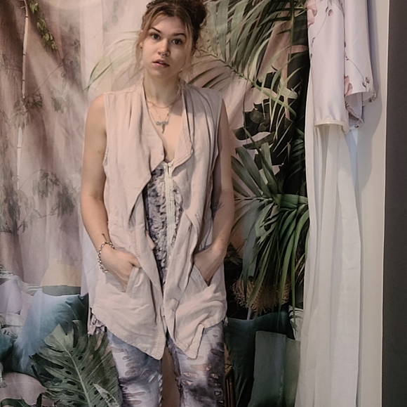 Utility Vest - Picture 9 of 9